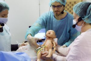 Découpe du cordon ombilicale d'un nouveau né par l’ERSS